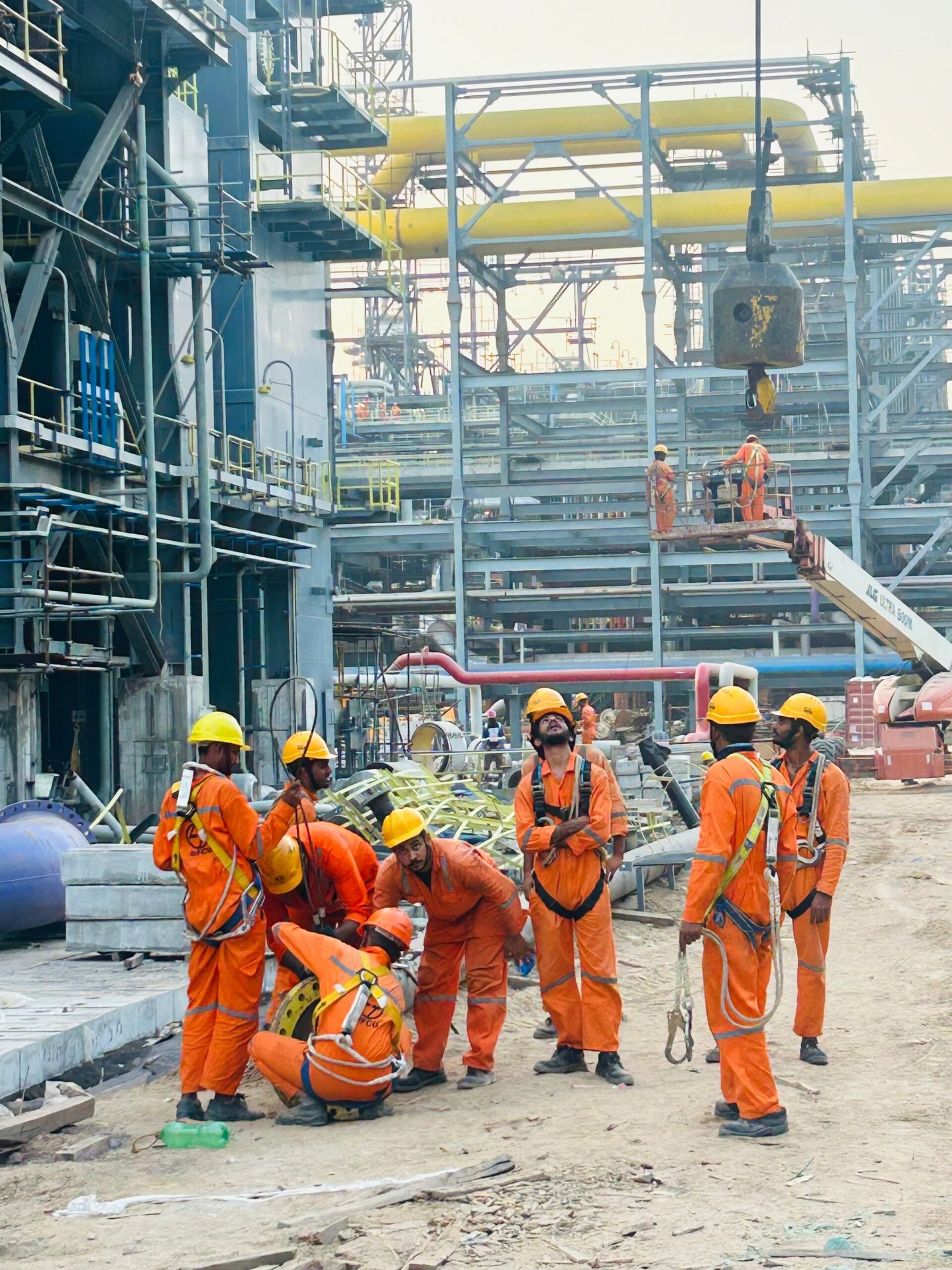 Equipe de engenharia industrial em obra